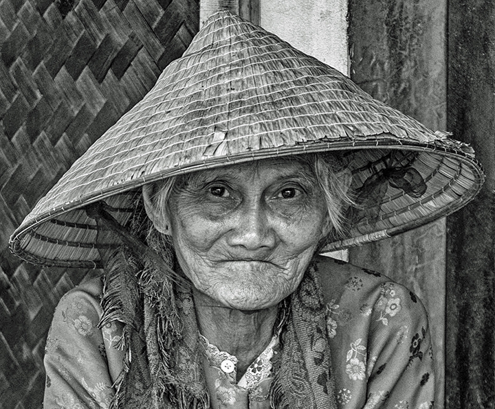 lady black and white hat HDR documentary