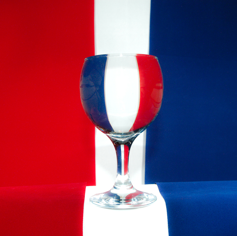 glass magnification red white blue diffraction