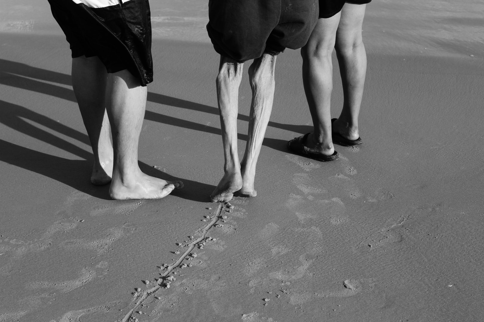 legs trail sand monochrome help shadow