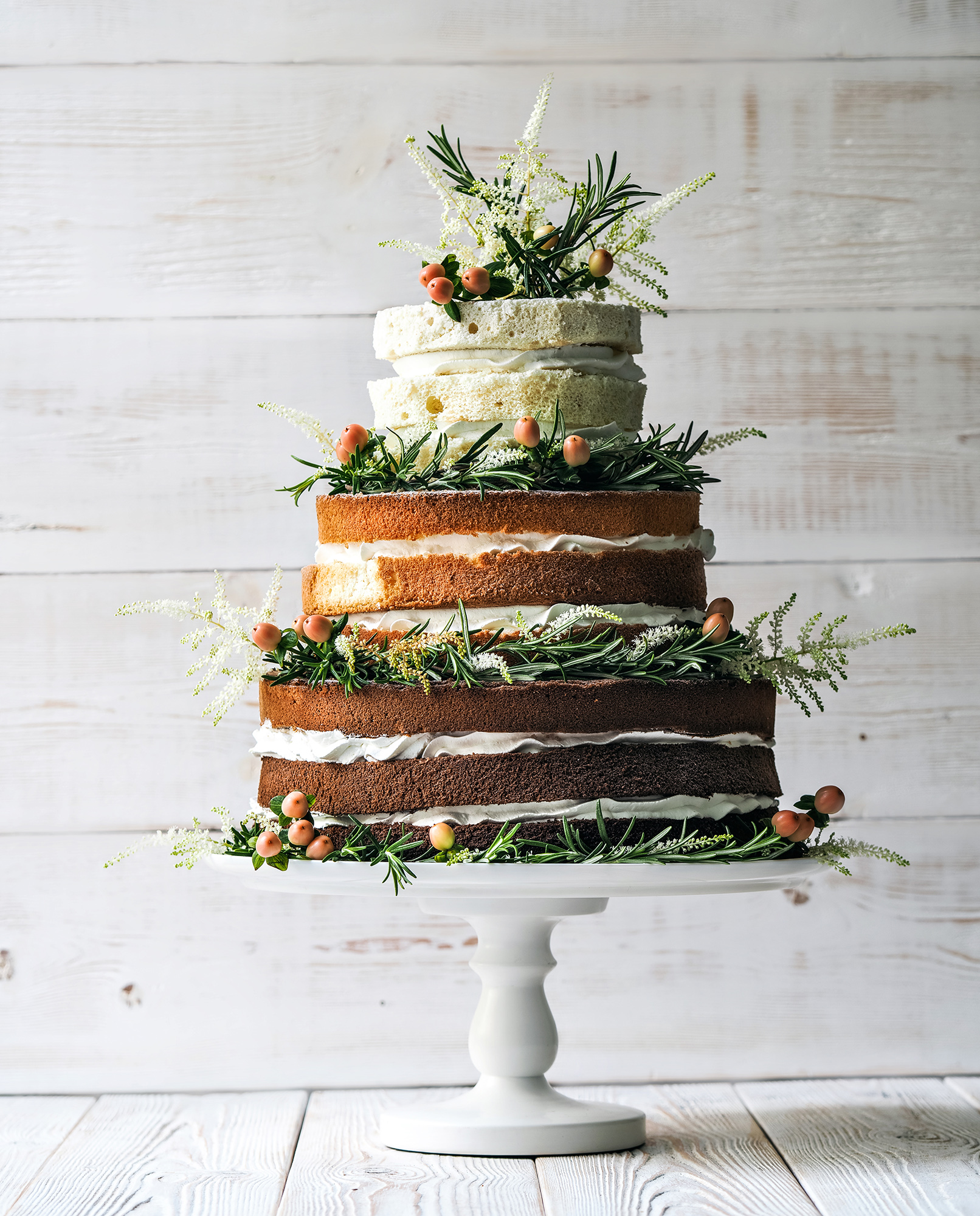 photographing the wedding cake