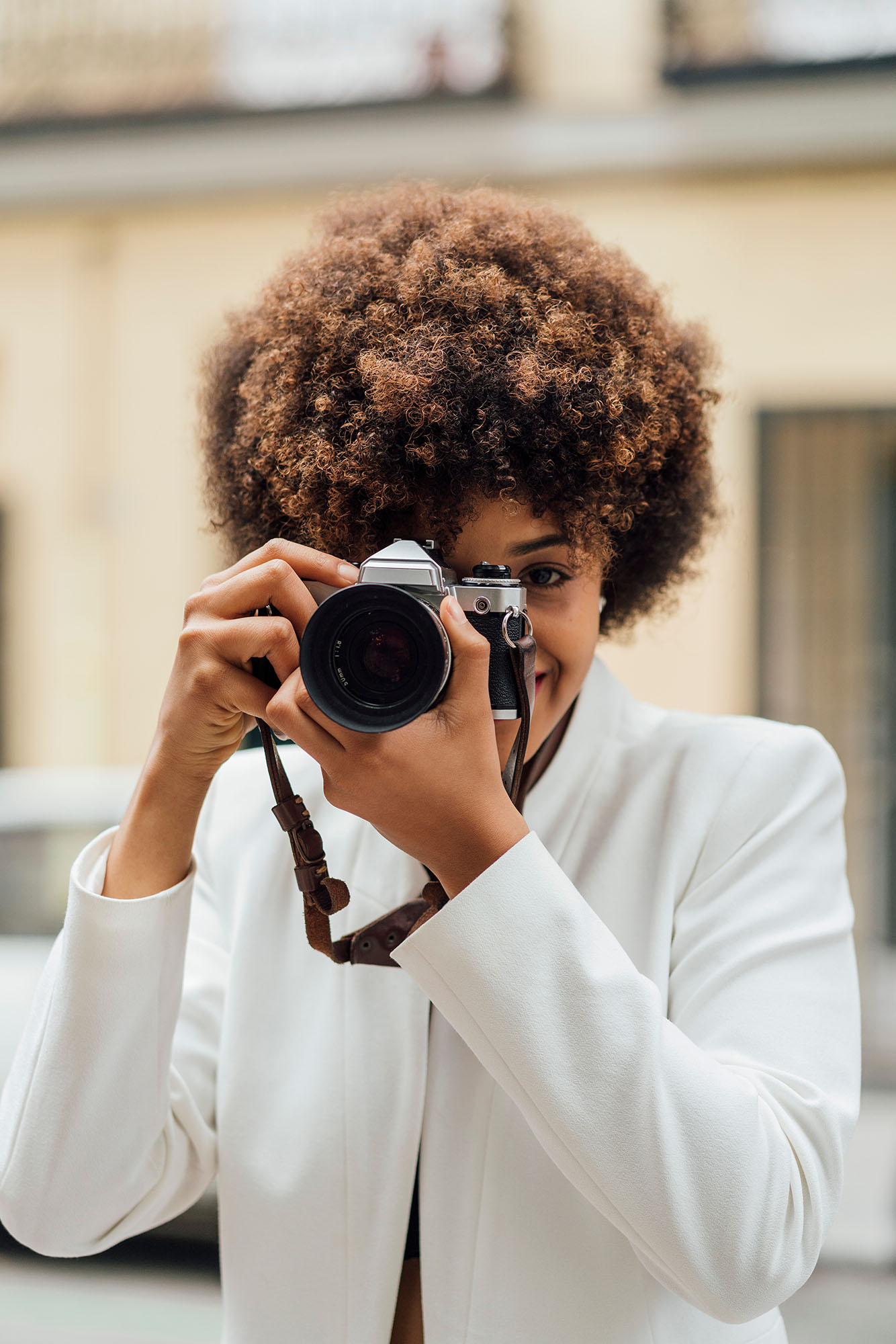 street photography portrait city people camera subject light how to tutorial guide lady with camera lens